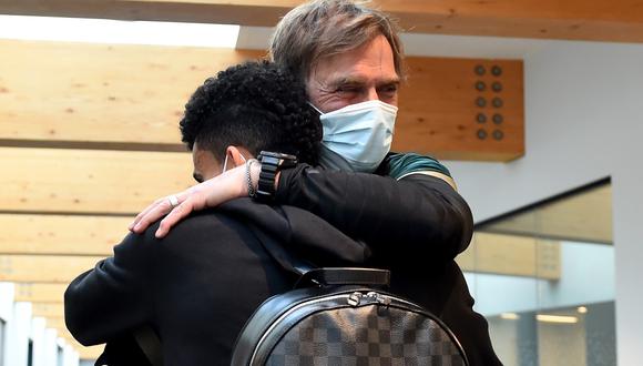 Jürgen Klopp recibió a Luis Díaz en las instalaciones del Liverpool con un cálido abrazo. (Foto. Liverpool)