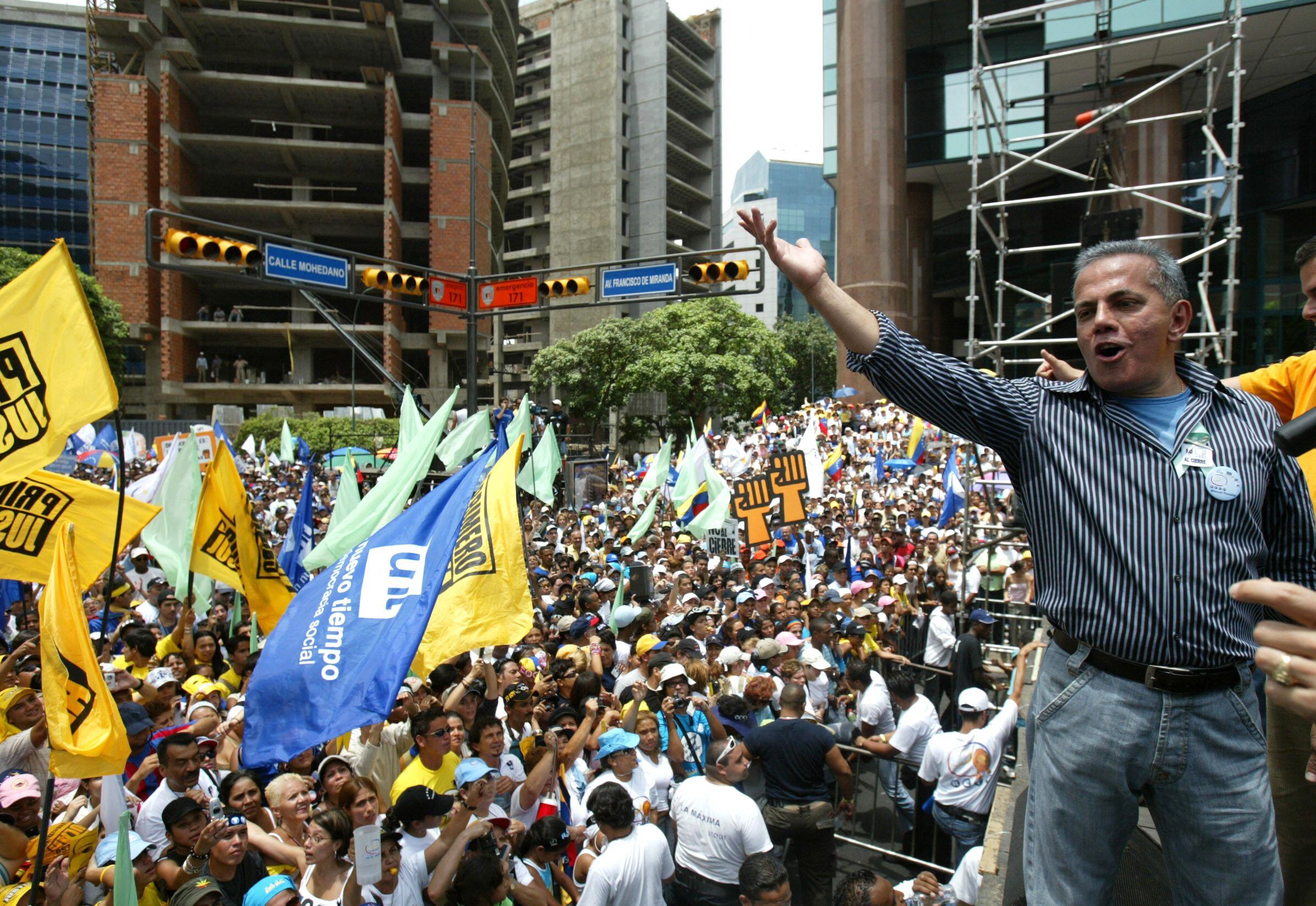 Manuel Rosales leads a protest against the closure of the RCTV channel on May 19, 2007 in Caracas.  (AFP PHOTO/Juan BARRETO).