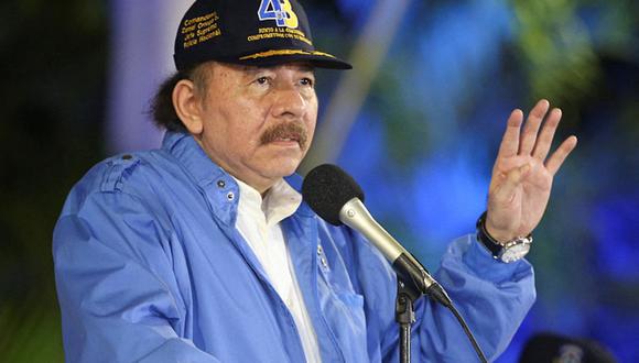 Esta imagen distribuida por la Presidencia de Nicaragua muestra al presidente de Nicaragua, Daniel Ortega, pronunciando un discurso durante la conmemoración del 43 aniversario de la fundación de la Policía Nacional en la Plaza de la Revolución en Managua, el 28 de septiembre de 2022. (Foto de Jairo CAJINA / Nicaragüense Presidencia / AFP)