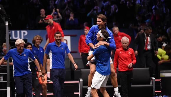 Roger Federer celebró efusivamente con Rafael Nadal luego de vencer a Kyrgios. (Foto: Twitter de Laver Cup)