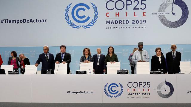 De izquierda a derecha: el vicesecretario ejecutivo de la Convención Marco de las Naciones Unidas sobre el Cambio Climático, Ovais Sarmad, el secretario general de la Organización Meteorológica Mundial, Petteri Taalas, la ministra española de Transición Ecológica en funciones, Teresa Ribera la presidenta de la Cumbre del Clima (COP25), la chilena Carolina Schmidt, el presidente de la Asamblea General de la ONU, Tijjani Muhammad-Bande y la secretaria ejecutiva de Naciones Unidas sobre Cambio Climático, la mexicana Patricia Espinosa durante la inauguración del segmento de alto nivel de la Cumbre del Clima COP25, este martes, en Madrid, España. (EFE)