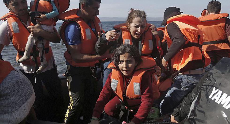Varios refugiados sirios procedentes de Turquía llegan a la isla griega de Lesbos. (Foto: EFE)