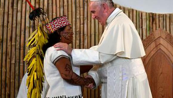"Hoy estamos vivos y seguimos resistiendo, el espíritu de nuestros antepasados nos acompaña. Les pedimos que nos defienda", dijo la representante Yésica Patiachi al papa Francisco. (Foto: AFP)