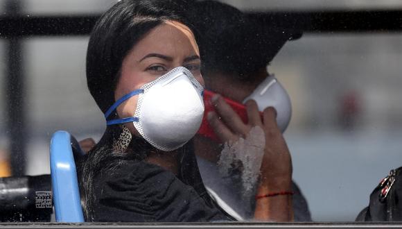 Ciudadanos ecuatorianos salen a trabajar y se protegen con mascariillas, en acatamiento a las medidas de seguridad sanitarias emitidas por el Gobierno contra el coronavirus. (EFE/ José Jácome).