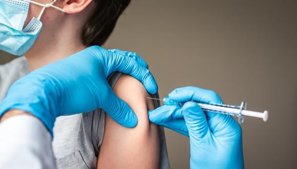El pediatra enfatizó que, si bien es responsabilidad de los padres completar el calendario de vacunación de sus hijos, el Estado debe garantizar la actualización oportuna. (Foto: Getty Images)