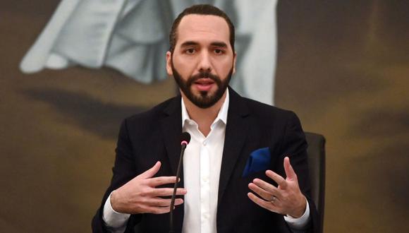 El presidente salvadoreño Nayib Bukele durante el inicio de la entrega de computadoras a estudiantes de centros educativos del sector público, en la casa presidencial en San Salvador, El Salvador, el 22 de febrero de 2021. (Foto: MARVIN RECINOS / AFP).