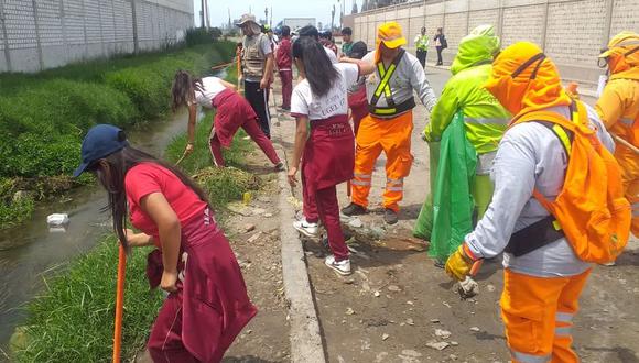 La comuna de Surco apoyó en la jornada de limpieza en los alrededores de Pantanos de Villa. (Municipalidad de Surco)