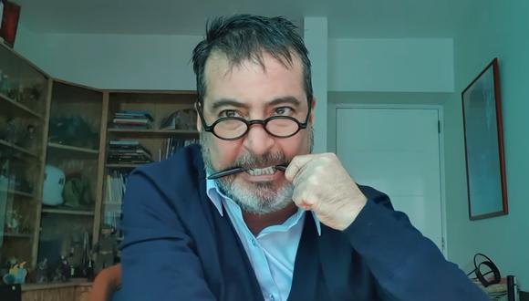 Carlos Carlín en el episodio 2 de "Historias virales", mostrando lo que no debe hacerse con un lapicero. Foto: El Comercio/ YouTube.