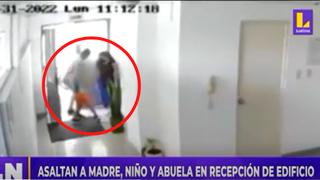 Ate: madre de familia es víctima de asalto frente a su menor hijo en la recepción de su edificio | VIDEO 