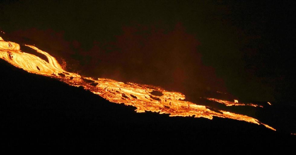 La mala calidad del aire se mantiene en el Valle de Aridane, en La Palma, debido a que continúan altas las concentraciones de dióxido de azufre (SO2) y de partículas de menos de diez micras que salen del volcán de Cumbre Vieja. (EFE/ Elvira Urquijo A.).