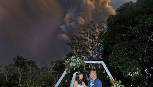Chino y Kat Vaflor festejaron su boda el domingo, día en que comenzó la nube de vapor, piedras y ceniza del volcán Taal en Filipinas (Reuters).