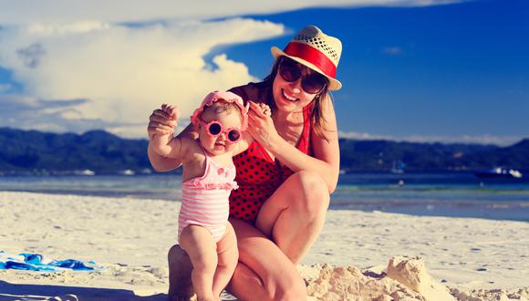 Los niños son más propensos a deshidratarse en temporadas de calor. Por eso, dales agua o zumo de frutas en todo momento.(Foto: Shutterstock)