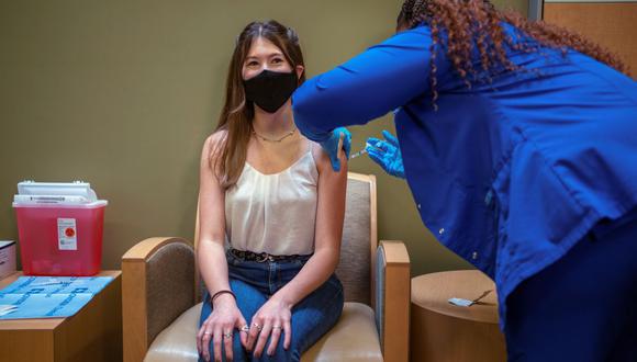 Una joven de 14 años recibe la vacuna contra el coronavirus de Pfizer en Nueva Orleans, Luisiana. Estados Unidos, el 13 de mayo de 2021. (REUTERS/Kathleen Flynn).