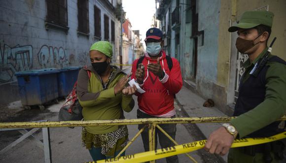 Un policía controla el acceso dentro a una zona acordonada por tener numerosos casos de coronavirus en La Habana. (Foto de Yamil LAGE / AFP).