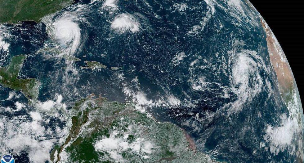 Fotografía cedida por la Administración Nacional Oceánica y Atmosférica (NOAA) por vía del Centro Nacional de Huracanes (NHC), donde se muestra el huracán Dorian mientras bordea las costas de Florida (USA.). (Foto: EFE)