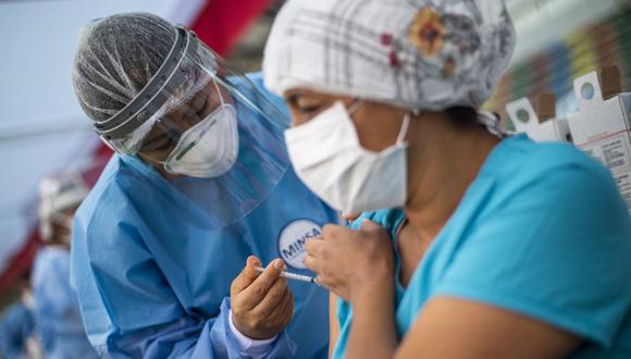 Una enfermera aplica una dosis de la vacuna desarrollada por Sinopharm de China contra el COVID-19. (Foto: Ernesto Benavides / AFP )