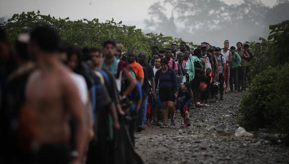 Migrantes hacen fila para ser trasladados en canoas hacia los albergues humanitarios de Lajas Blancas, el 15 de septiembre de 2023 en el pueblo indígena de Bajo Chiquito, Panamá. (Foto de Bienvenido Velasco / EFE)