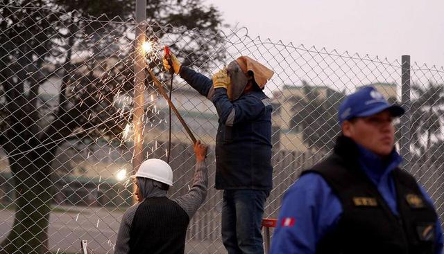 Jorge Mujica, presidente del Jockey Club del Perú, advirtió que los trabajadores, socios y visitantes son vulnerables a los robos, ya que las paredes colindantes a la avenida El Derby y la Panamericana Sur se encuentran en escombros. (Facebook)
