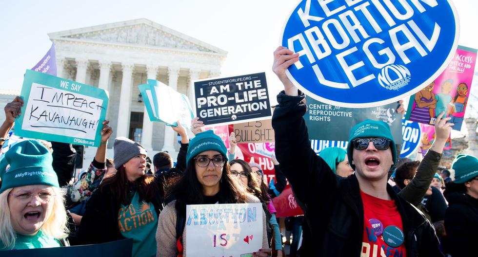 Activistas pro aborto se manifiestan 
frente a la Corte Suprema de Estados Unidos el 4 de marzo de 2020. (Foto por SAUL LOEB / AFP).