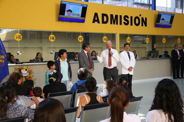 El presidente de la República, Pedro Pablo Kuczynski (PPK), afirmó hoy que su gobierno sigue adelante y trata de “hacer un Estado para eficiente para todo el Perú”, al inaugurar una nueva área de admisión del Instituto Nacional de Salud del Niño (INSN), en el distrito de Breña. (Foto: Presidencia)