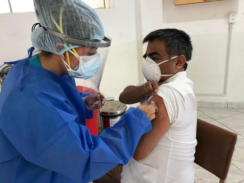 El proceso de vacunación ya inició en el Perú. Un grupo de médicos del hospital Arzobispo Loayza fueron los primeros en recibir la dosis de Sinopharm. El primero en ser vacunado fue Josef Vallejos, jefe de la Unidad de Cuidados Intensivos (UCI) del referido hospital. (Foto: Facebook Hospital Arzobispo Loayza)