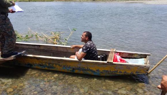 Rudys Columbié Ramírez navega en una embarcación del poblado de Bajo Chiquito, luego de sobrevivir 12 noches en una de las zonas más peligrosas del mundo. Foto: Cortesía Rudys Columbié Ramírez, vía El TIempo/ GDA