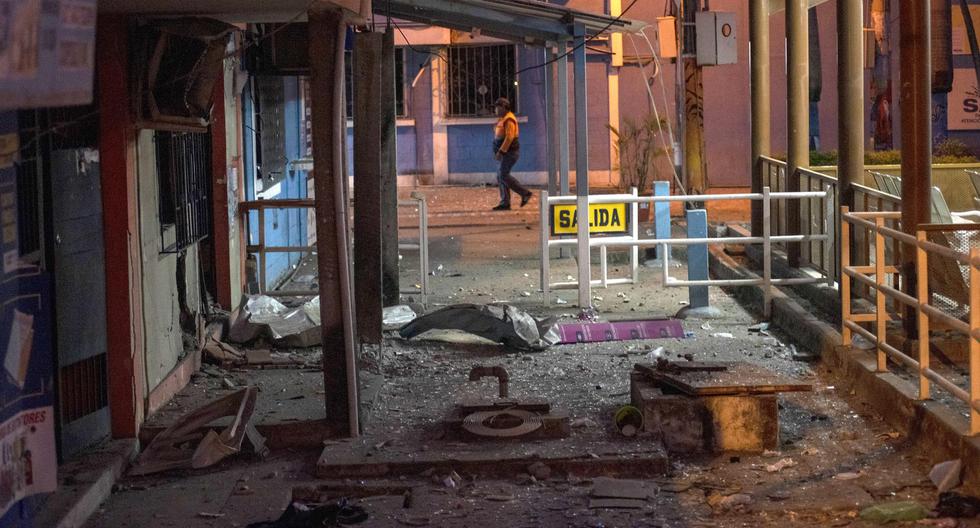 Los destrozos ocasionados por una bomba en las inmediaciones de la Alcaldía de Durán, tras una oleada de violencia en Ecuador. (EFE/Mauricio Torres).