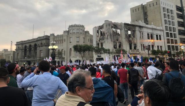 Manifestantes recorren las calles de Lima en protesta contra Pedro Chávarry y se dirigen hacia el Ministerio Público. (Foto: Claudia Sovero / El Comercio)