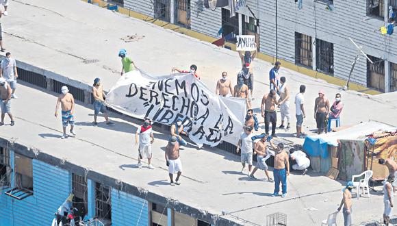 Ayer, los internos del penal de Lurigancho se amotinaron y exigieron medicamentos y una mejor atención para los reos contagiados por COVID-19. Escenas como estas se repiten a diario en las prisiones del Perú. (Foto: Renzo Salazar)