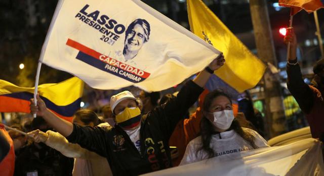 Simpatizantes del candidato presidencial Guillermo Lasso ondean banderas mientras esperan los resultados oficiales de las elecciones presidenciales, en Quito, Ecuador. (Foto:  REUTERS / Luisa Gonzalez).