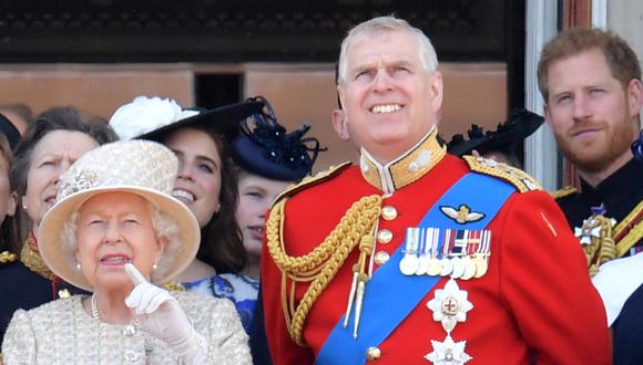 El príncipe Andrés y la reina Isabel en una ceremonia en el Reino Unido. Foto: Daniel LEAL-OLIVAS / AFP