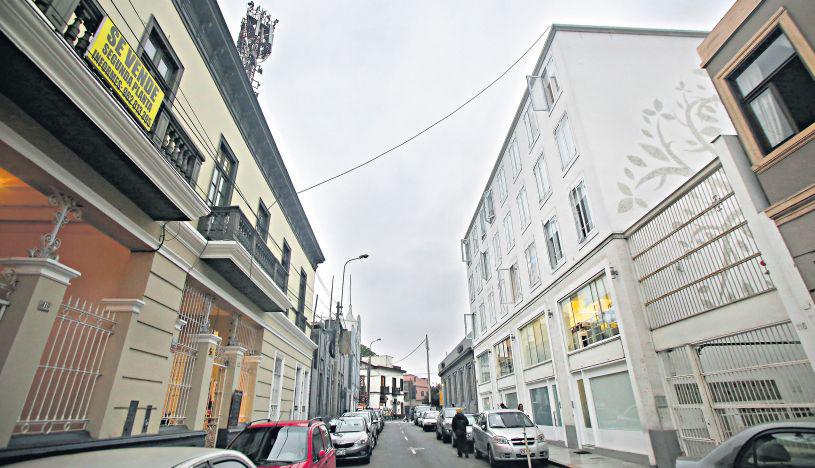 En calles de la zona protegida de Barranco, como el jirón Colina, se pueden encontrar edificios nuevos que desentonan con el diseño de casonas republicanas que fueron declaradas monumentos. (Félix Ingaruca / El Comercio)