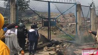 Huancayo: manifestantes intentaron ingresar a  la fuerza a mesa de diálogo con ministros