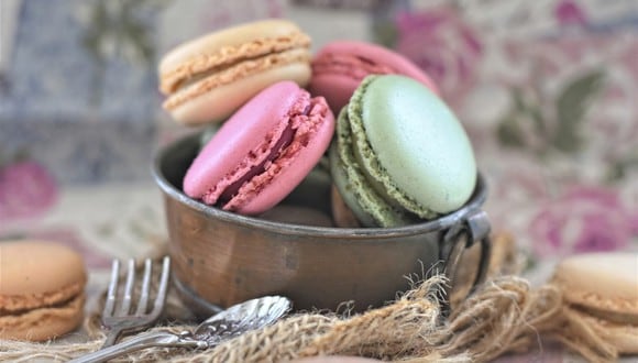 Los macarons son un tradicional dulce francés hecho con harina de almendra, azúcar glas y azúcar. (Foto: Pixabay)