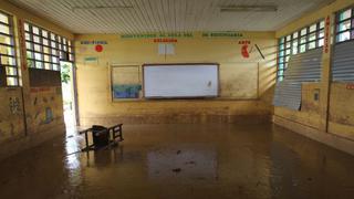 Tubería se rompe e inunda colegio y cinco casas en Villa María