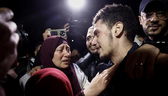 Un prisionero palestino recién liberado es recibido en Ramallah, en la ocupada Cisjordania, el 28 de noviembre de 2023. (Foto de Kenzo TRIBOUILLARD / AFP)