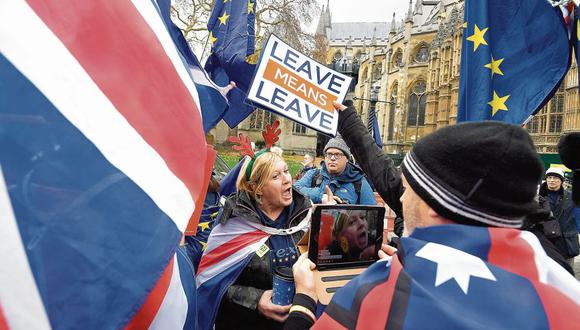Partidarios y detractores del Brexit se han apostado en los últimos días en las afueras del Parlamento británico, que debe votar el acuerdo alcanzado por May con la UE. (Foto: Reuters)