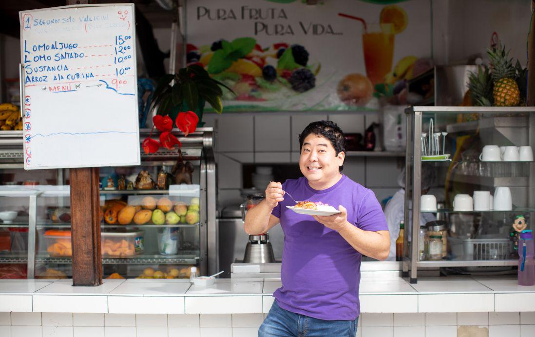 Mitsuharu Tsumura es un hombre de gustos definidos, honestos. En la foto, el cocinero prueba su plato favorito de siempre: pollo al horno con arroz y ensalada rusa, en una barra del Mercado de Productores de San Isidro. (Foto: Karen Zárate)