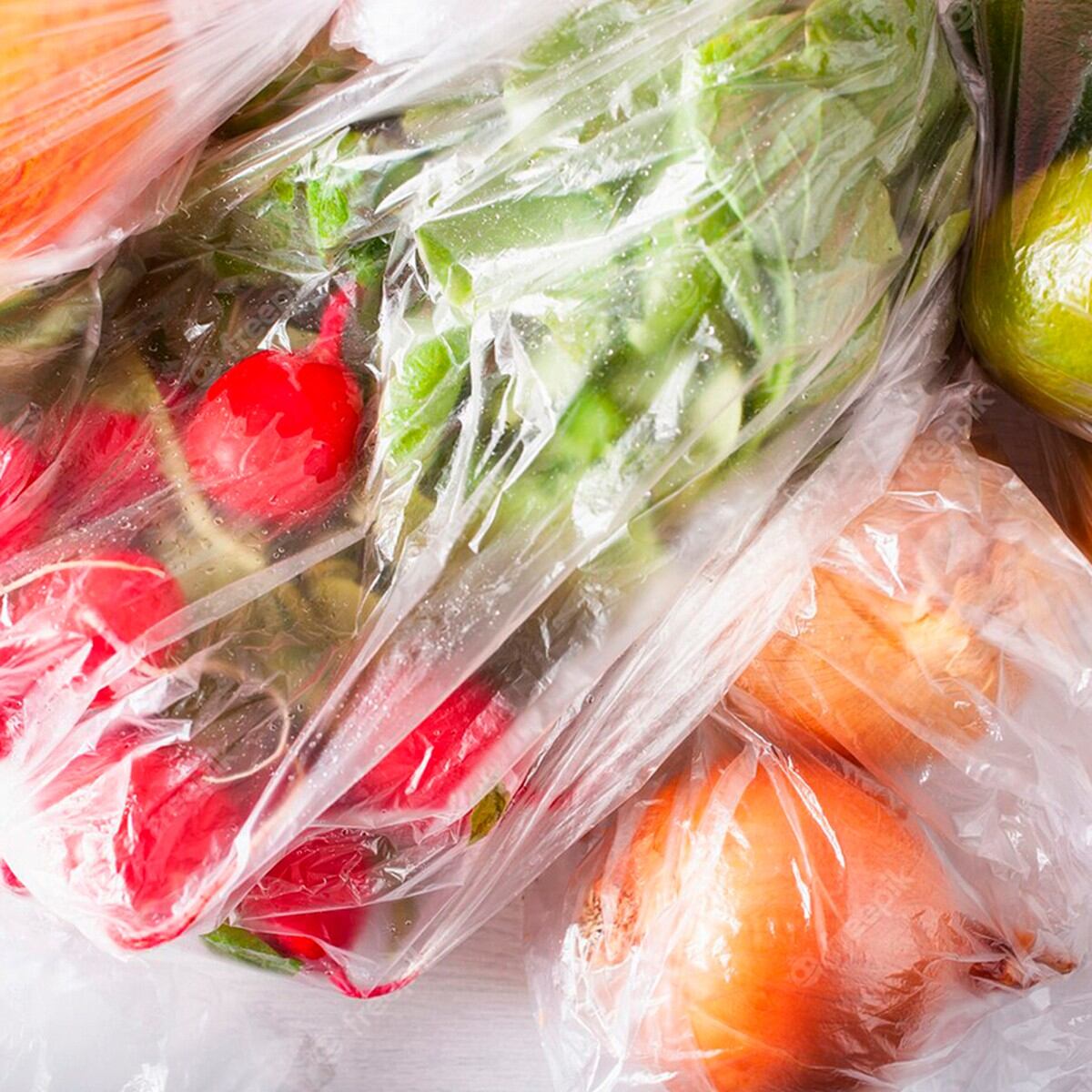 Porque no debes guardar verduras en bolsas de plástico dentro del  refrigerador