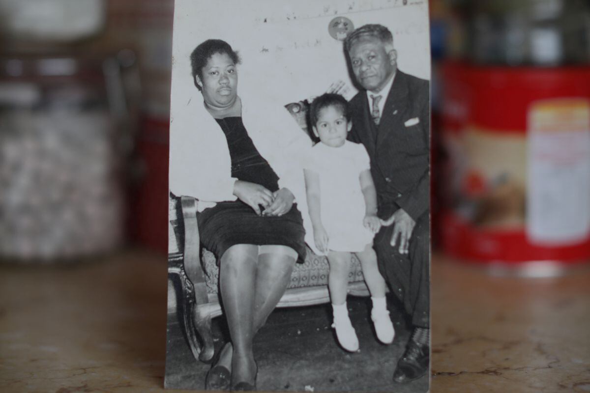 Elena Santos Izquierdo junto a su madre y su abuelo Agustín Izquierdo. (Álbum familiar / Reproducción: Anthony Niño de Guzmán)