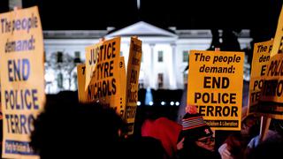 Decenas de personas protestan frente a la Casa Blanca por muerte de joven afroamericano