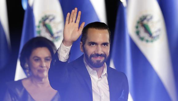 El presidente electo Nayib Bukele, saluda durante la ceremonia de entrega de credencial electoral, en el Teatro Nacional, en San Salvador, El Salvador, el 7 de marzo de 2024. (Foto de Rodrigo Sura / EFE)