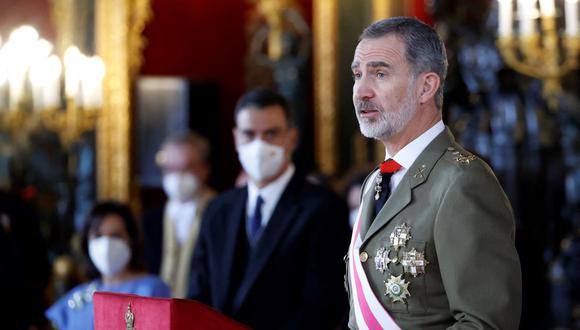 En esta foto de archivo tomada el 6 de enero de 2022, el rey Felipe VI de España pronuncia un discurso como parte de la ceremonia Pascua Militar en el Palacio Real de Madrid. (Mariscal / AFP).