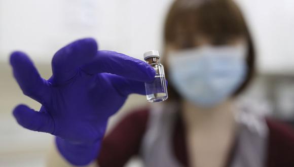 Una técnica de farmacia del NHS en el Royal Free Hospital simula la preparación de la vacuna Pfizer contra el coronavirus el viernes 4 de diciembre de 2020, (Yui Mok / Pool Photo via AP).