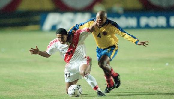 Carlos Flores participando en un Perú vs. Colombia, por las Eliminatorias Corea-Japón 2002. (Foto: Archivo El Comercio)