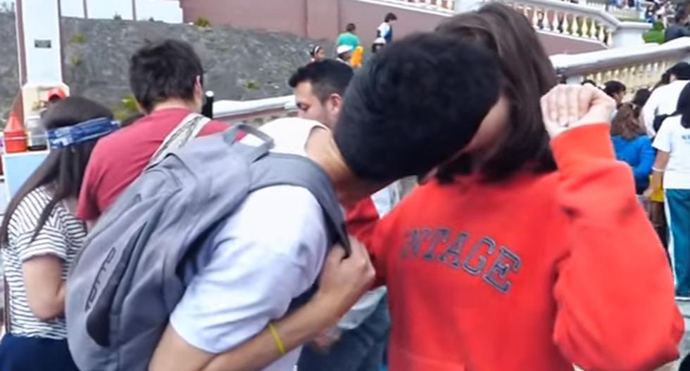 Aprovechando sus trucos de magia, este joven ha podido besar a un sinnúmero de lindas chicas. ¿Cómo lo hizo? Video es viral en YouTube. (Foto: Captura)