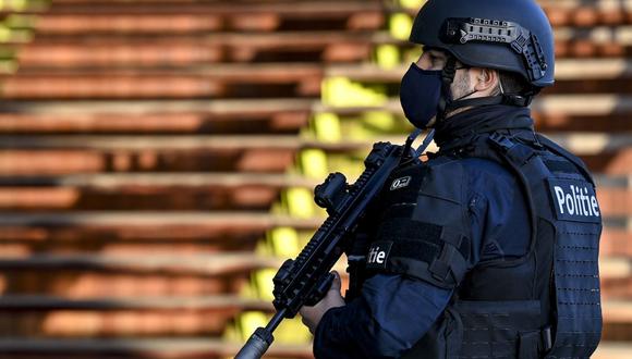 Un policía fuertemente armado vigila un tribunal durante el juicio al diplomático iraní Assadollah Assadi en Amberes, Bélgica. (Foto de DIRK WAEM / BELGA / AFP).