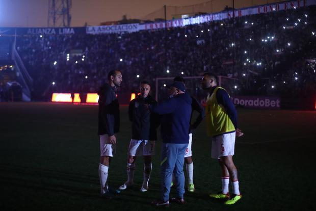 Tras varios minutos de espera, Carlos Bustos y algunos jugadores de Alianza Lima conversaron con los comisarios y el árbitro. (Foto: LEONARDO FERNANDEZ / @photo.gec)