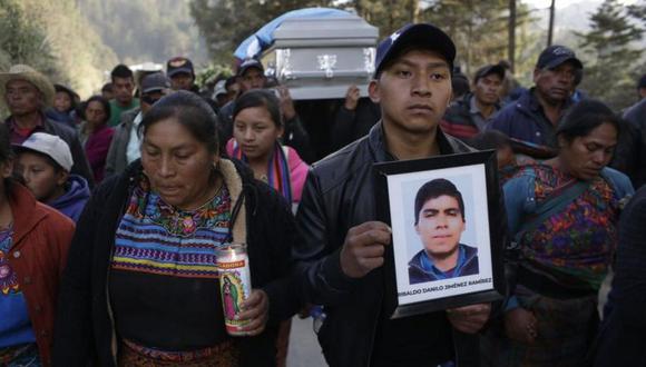 Familiares de uno de los 17 migrantes asesinados en 2021 en el estado de Tamaulipas asisten a su entierro. (Getty Images).
