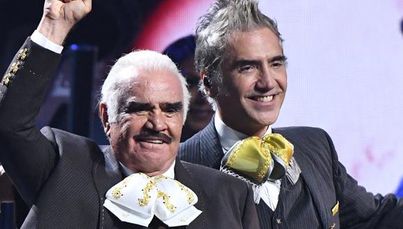 Vicente Fernández y Alejandro Fernández durante el show de los Latin Grammys 2019. (Foto: VALERIE MACON / AFP)